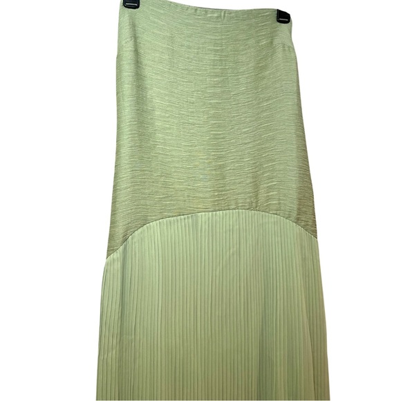 Elegant Green Strapless Dress - Picture 4 of 9